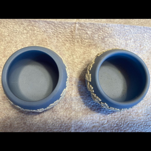 Wedgwood Jasperware Blue/White Salt Pigs set of two - Picture 3 of 5